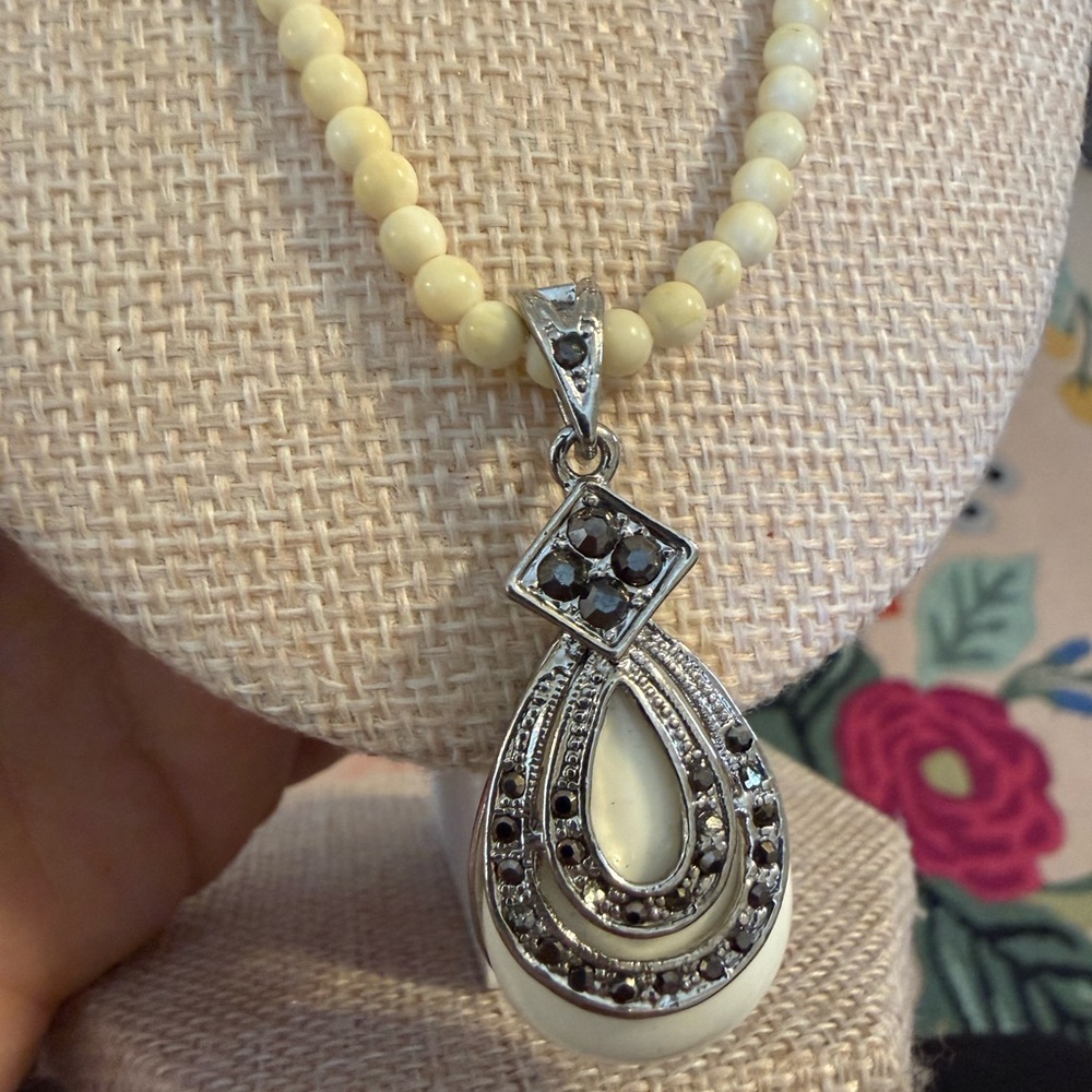 Vintage Cream Beaded Teardrop Pendant Necklace Silver Tone Marcasite Style 22in